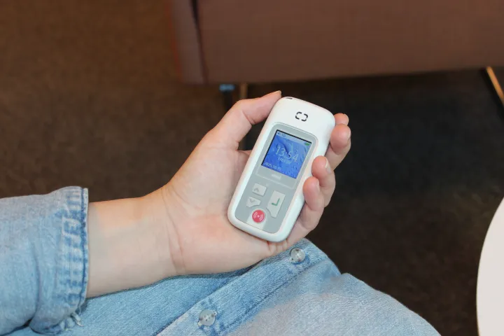 Användare håller i TREX personsökare