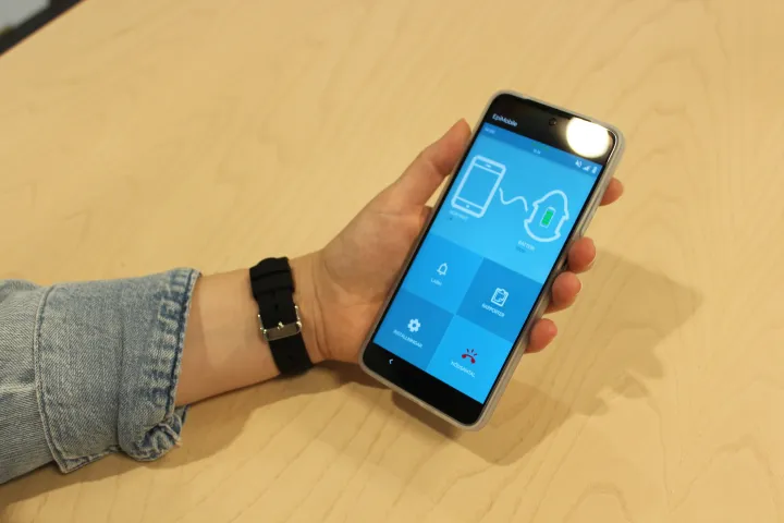 Användare håller i EpiMobile kontrollenhet