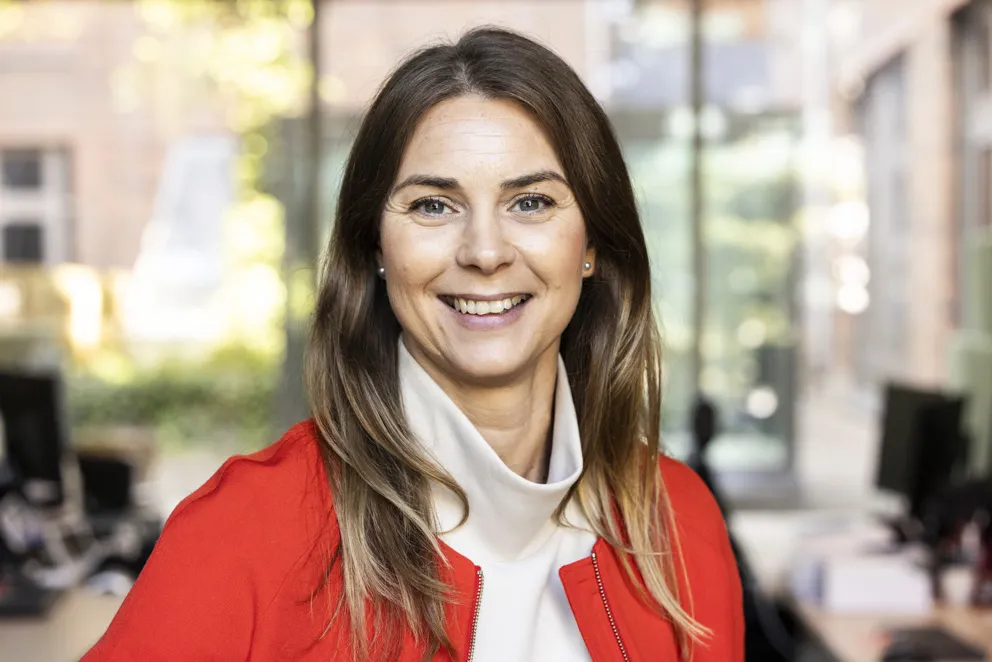 Porträtt av en kvinna som ler in i kameran