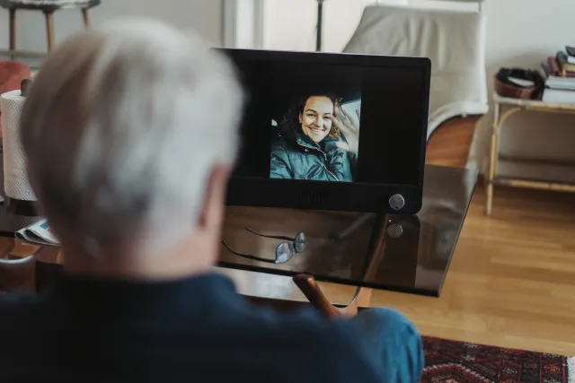 man talking to woman on a Komp Pro device